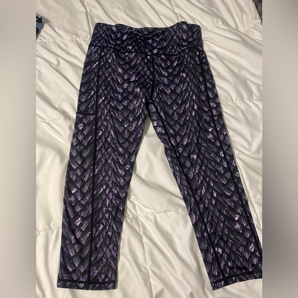 CVG purple dragon scale capri leggings size LX with pockets.